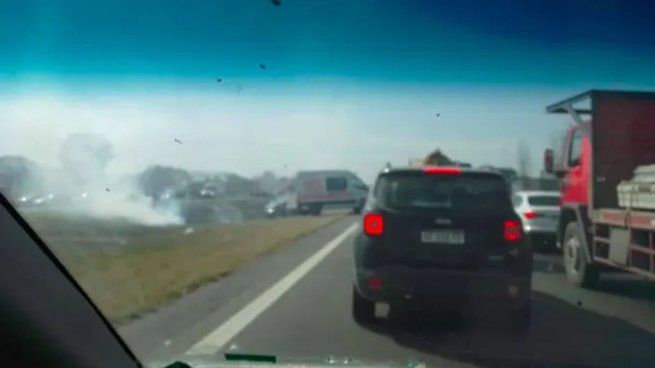 El choque se produjo en plena autopista, cerca de San Miguel de Tucumán, y movilizó a bomberos, servicios de emergencia y fuerzas de seguridad.