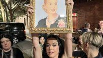 Katy Perry con el cuadro de Evita.
