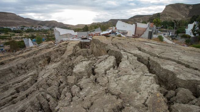 El movimiento del cerro Hermitte obligó a evacuar a más de 90 familias en Comodoro Rivadavia.