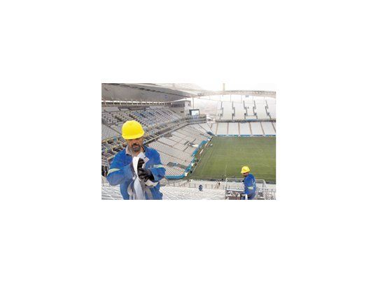 Ayer, los obreros continuaban con las tareas para tener listo el estadio Arena Corinthians, en San Pablo, donde hoy se realizará la ceremonia inaugural.