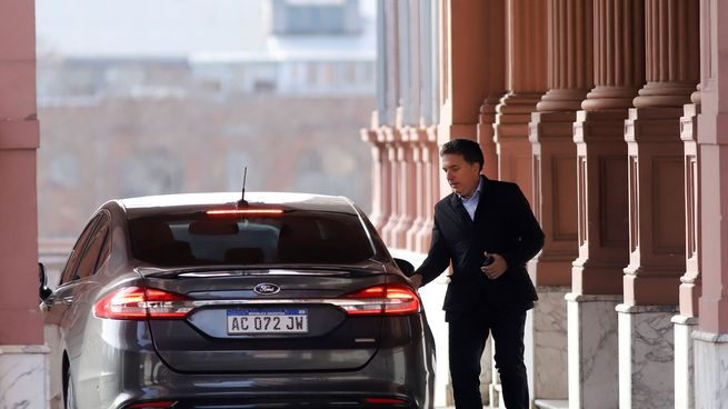 El ministro de economia, Nicolas Dujovne, sale de la casa Rosada luego de reunirse con el presidente Mauricio Macri.