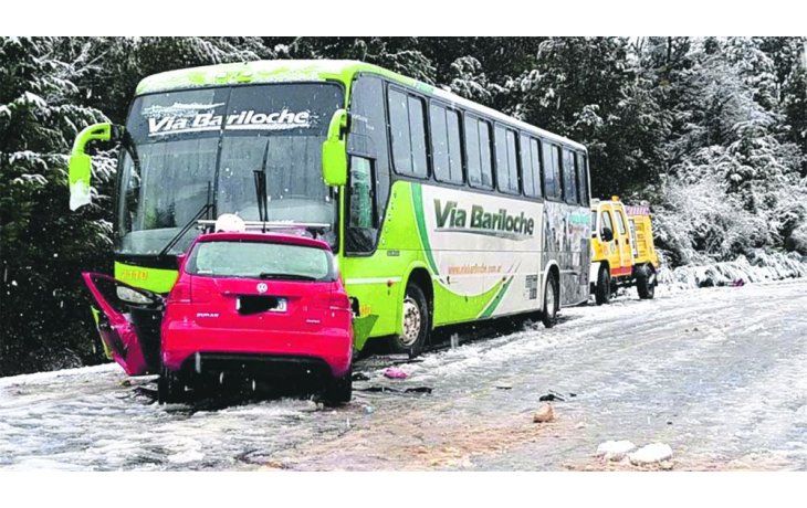 Accidente. Por causas que se desconocen el auto VW Suran del piloto quedó incrustrado bajo el micro de pasajeros que iba hacia Bariloche.
