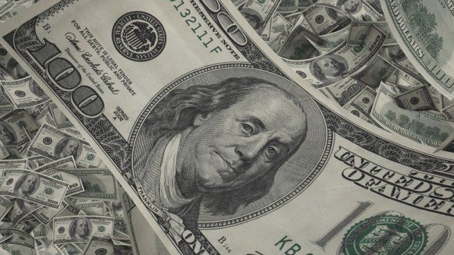 La fuerte presión sobre el dólar genera que el el oficial alcance los $1.370.