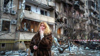 rusia avanza sobre ucrania y esta apunto de tomar kiev: la guerra acumula 100 muertos y 100.000 desplazados