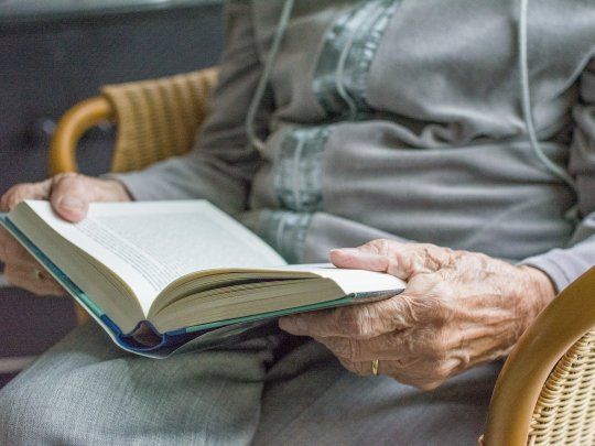 El aislamiento impacta en la vida cotidiana de los adultos mayores,