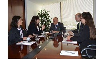 Batakis con el presidente de la CAF, Enrique García.