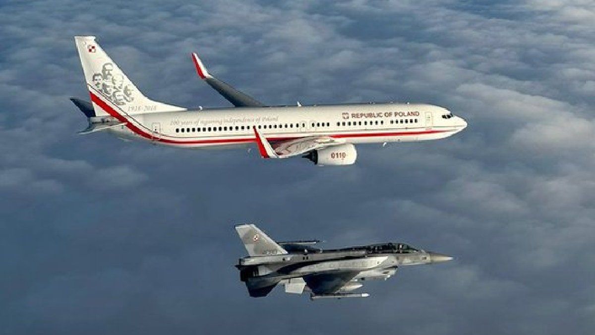 De película: dos aviones de guerra escoltaron a la selección de Polonia rumbo a Qatar