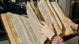 subastaran por cifras millonarias la biblia mas antigua de la historia
