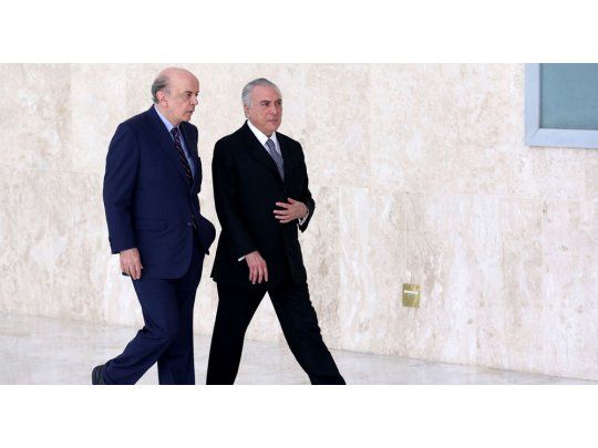 El canciller José Serra junto al presidente interino Michel Temer.
