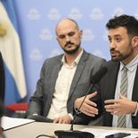 El funcionario Cacace junto al diputado Santurio, durante el debate por la ley de Hojarasca. El funcionario Cacace junto al diputado Santurio, durante el debate por la ley de Hojarasca.