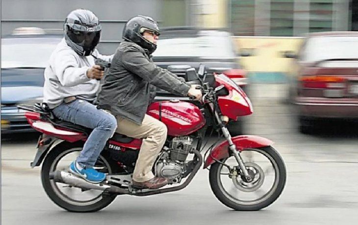 Los dos amigos del intendente se encontraban en las escalinatas externas del hospital conversando cuando dos personas en una moto efectuaron cuatro disparos a quemarropa.