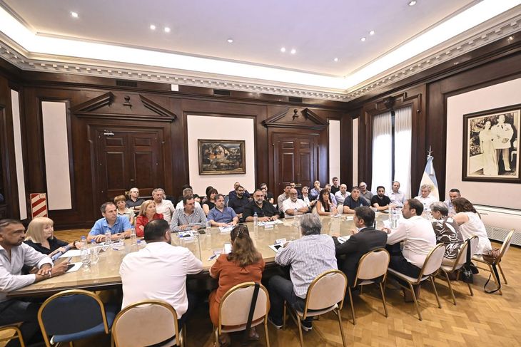 El encuentro de Axel Kicillof con los gremios en la Casa de Gobierno bonaerense. El encuentro de Axel Kicillof con los gremios en la Casa de Gobierno bonaerense.
