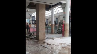 El techo del Mendoza Plaza Shopping tras el colapso.