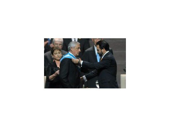 Pérez recibió la banda presidencial de manos del nuevo jefe del Congreso, Gudy Rivera, entre nutridos aplausos y al son de bandas militares.