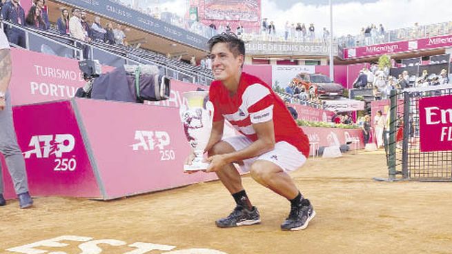 Pura felicidad. Sebastián Báez posa con la copa tras coronarse campeón en Estoril y conquistar su primer título de la ATP.