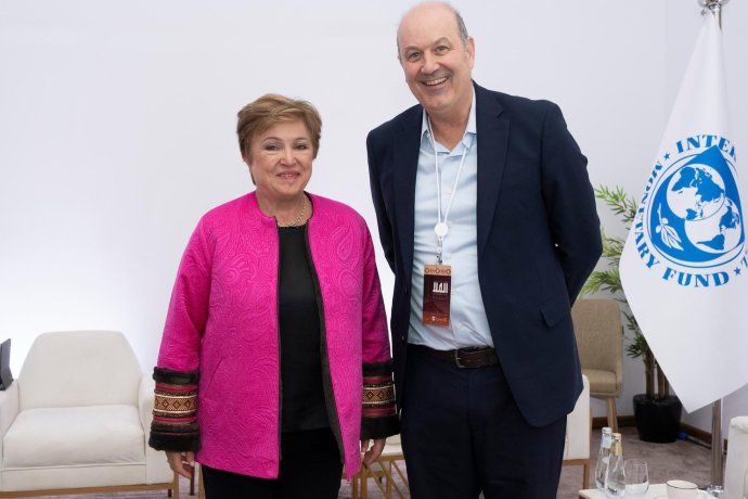En el contexto de las conferencias, Sturzenegger mantuvo una reunión con la directora gerente del FMI, Kristalina Gerogieva.