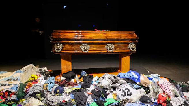 La primera foto de la capilla ardiente en el polideportivo Gatica.&nbsp;