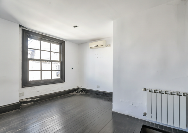 Ambiente del semipiso en el Edificio La Inmobiliaria, con pisos de pinotea restaurados, techos altos y carpinterías originales Ambiente del semipiso en el Edificio La Inmobiliaria, con pisos de pinotea restaurados, techos altos y carpinterías originales