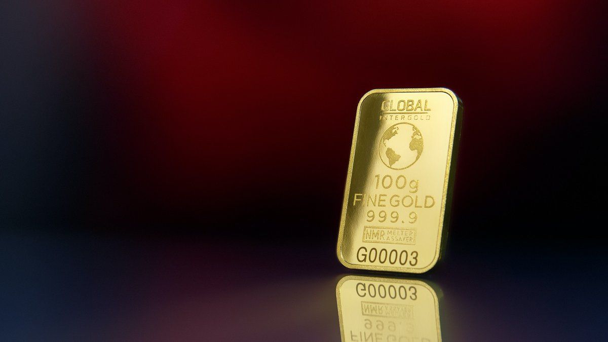 Gold hit its lowest in almost a month, awaiting clues on interest rates in the US