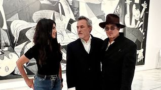 Quien se encargó de guiarlos y acompañarlos durante el recorrido fue nada menos que Penélope Cruz, amiga cercana de Rodríguez y Depp.
