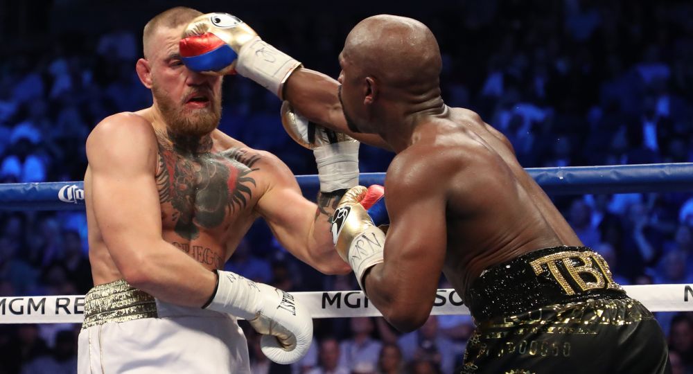 Otro golpe del boxeador norteamericano que impacta en la cara de McGregor