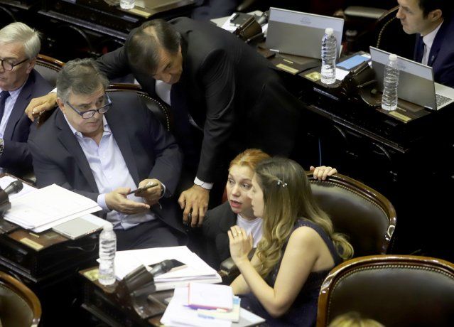 Mario Negri, Karina Banfi y Silvia Lospenatto. 