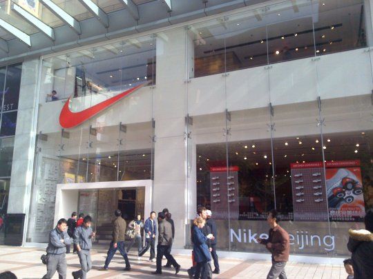 Los inversores de  Nike votaron en contra de dos propuestas de los accionistas durante la reunión anual del gigante de la ropa deportiva el martes.