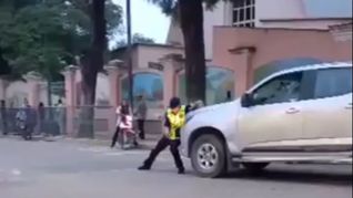 Relatos salvajes: quiso pasar por encima de un agente de tránsito.