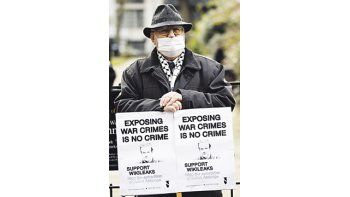Un grupo de manifestantes volvió a apoyar ayer a Julian Assange, el director de WikiLeaks, frente al tribunal de Londres donde se estudia su posible extradición a Suecia.
