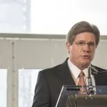 Ganó miles de millones, pero también recompensó a quienes le ayudaron a obtener ese dinero. Ganó miles de millones, pero también recompensó a quienes le ayudaron a obtener ese dinero.