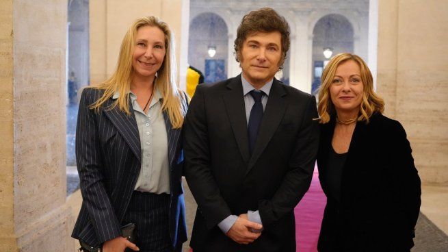 Dos cafés y una Coca-Cola toma Javier Milei después de recibir su premio y antes de reunirse con Giorgia Meloni en Palazzo Chigi y recibir la ciudadanía italiana junto a su hermana Karina.