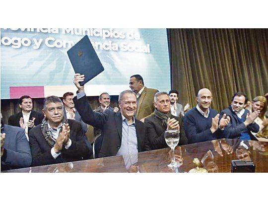 Pacto. En Córdoba, el gobernador Schiaretti presentó un consenso fiscal que permitirá a intendentes “amortiguar la caída de ingresos”, como señaló ayer el ministro de Finanzas de la provincia, Osvaldo Giordano.