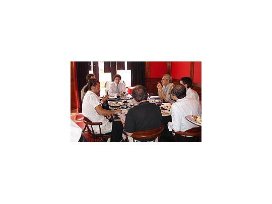 Carlos Massad dialoga con algunos de los periodistas que participaron del almuerzo organizado por Mitrol.