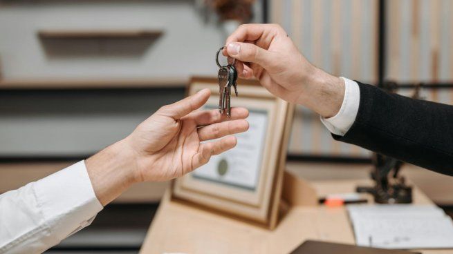 La entrega de llaves simboliza una operación exitosa y la concreción del sueño de la casa propia