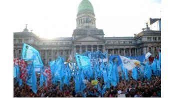 Agrupaciones kirchneristas se movilizaron en defensa de la Ley de Medios