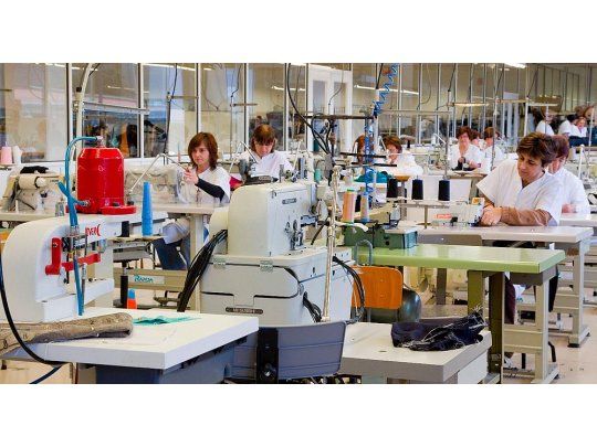La Asociación Obrera Textil de la República Argentina (AOT) aseguró que desde la apertura de las importaciones se perdieron 1.500 puestos de trabajo y hay más de 7.000 suspendidos. Para fni de año, prevén otros 9.000 empleados afectados.