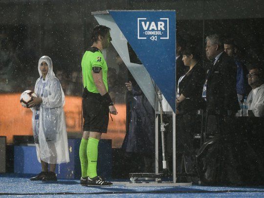 El VAR llegará a la Argentina con el regreso del fútbol.