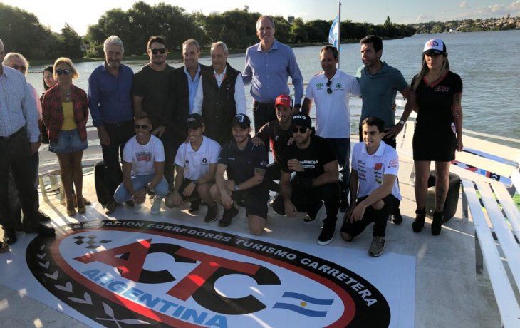 Las autoridades de la ACTC decidieron presentar la carrera de Viedma, la primera de la temporada, a bordo de un catamar&aacute;n, al que se subieron los pilotos Urcera, Pato Silva, Pern&iacute;a, Ciantini, Trosset, Agrelo y Nefa.