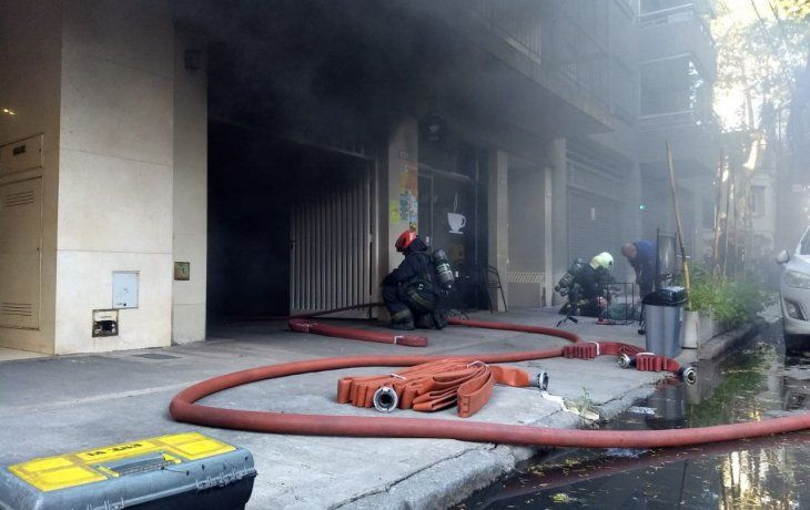 Impresionante incendio en Palermo dejó dos heridos