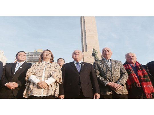 Representación. Ante la ausencia de Macri, el gobernador Miguel Lifschitz y la intendenta Mónica Fein encabezaron el acto por la fecha patria.