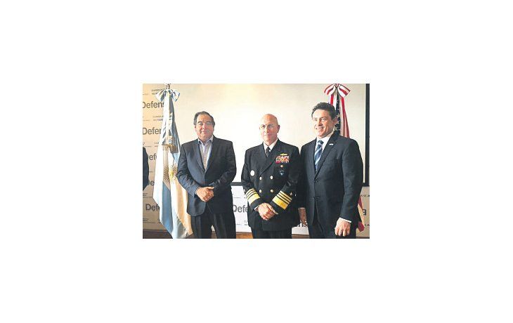 ámbito.com | CUMBRE. El ministro de Defensa, Julio Martínez, recibió ayer al almirante Kurt W. Tidd junto con el embajador Noah Mamet.