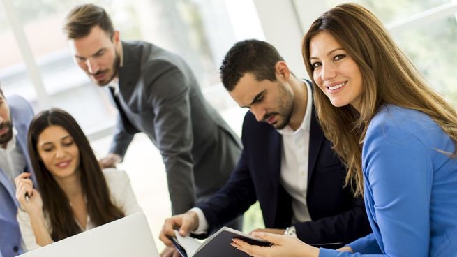 Ejecutivos equipo trabajo empresas.jpg