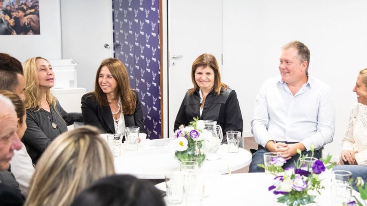 Patricia Bullrich junto a Juan Pablo Arenaza, uno de sus alfiles en el distrito porteño. Patricia Bullrich junto a Juan Pablo Arenaza, uno de sus alfiles en el distrito porteño.