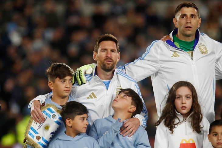 Lionel Messi sali&oacute; a la cancha con sus hijos en su &uacute;ltimo partido en Argentina.