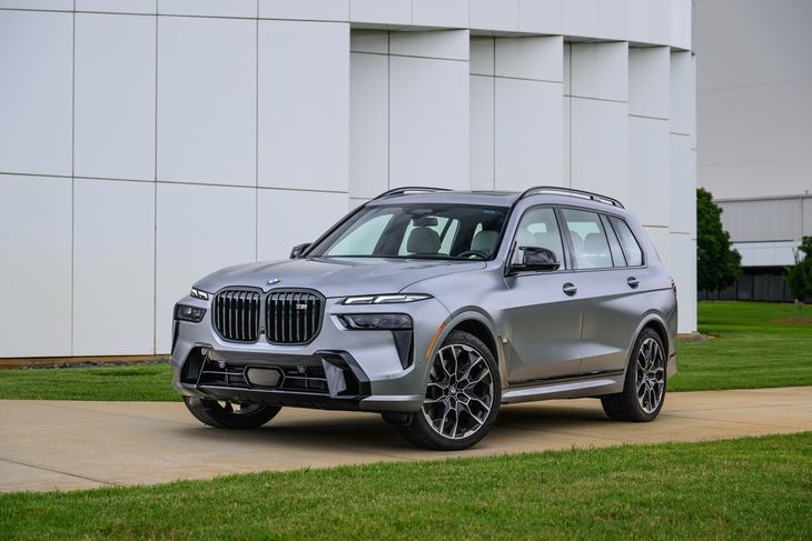 Fabricada en Spartanburg, Estados Unidos, la X7 se destaca por su motor V8 de 4.4 litros con 530 CV y un torque de 750 Nm, impulsado por la tecnología M TwinPower Turbo y un sistema Mild Hybrid de 48V.