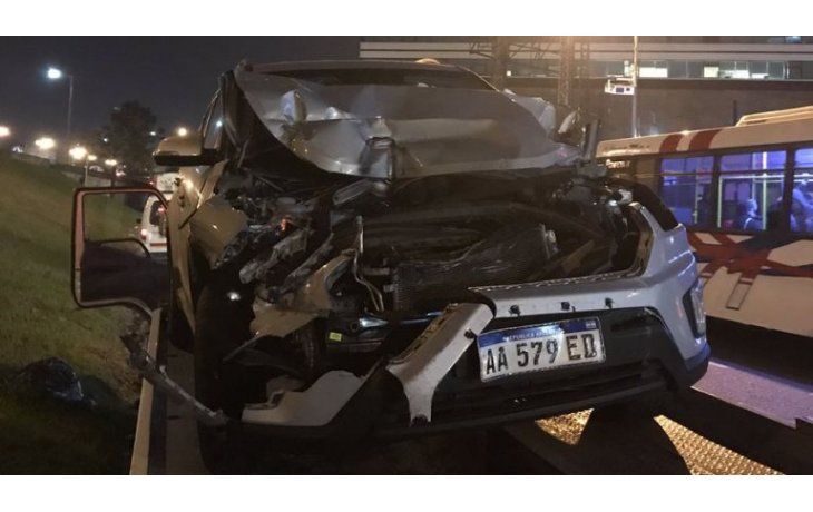 El auto de Varsky terminó abajo de un camión.