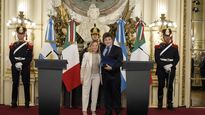 Javier Milei junto a Giorgia Meloni en Casa Rosada.