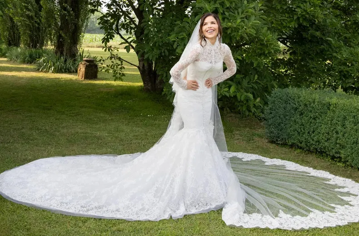 Lauren Sánchez wore a Dolce & Gabbana Alta Fashion wedding dress, inspired by the design that Sophia Loren wore in the movie Houseboat (1958). Lauren Sánchez wore a Dolce & Gabbana Alta Fashion wedding dress, inspired by the design that Sophia Loren wore in the movie Houseboat (1958).