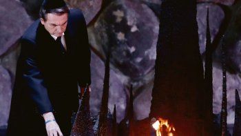 hace, ¿pero entiende?. jair Bolsonaro sumó lumbre a la llama eterna por los judíos asesinados en el Holocausto. Luego hizo un papelón.