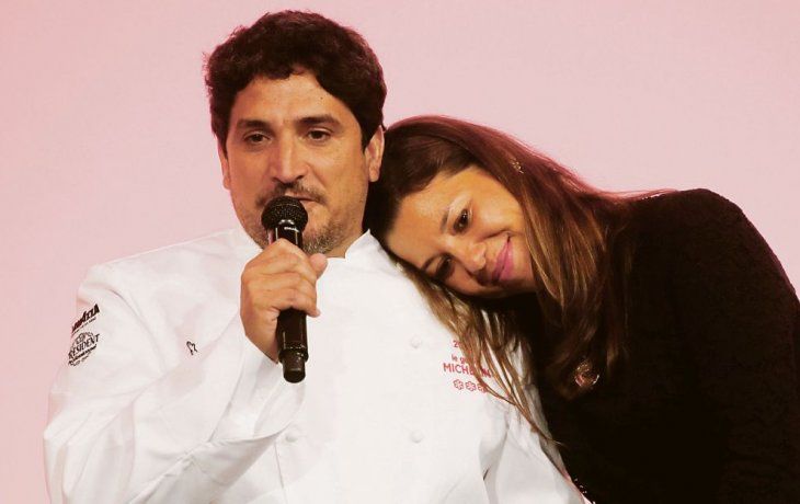 Emoción. Mauro Colagreco, junto a su esposa, recibió ayer en París la distinción por su restaurante ubicado en el puerto mediterráneo de Menton.